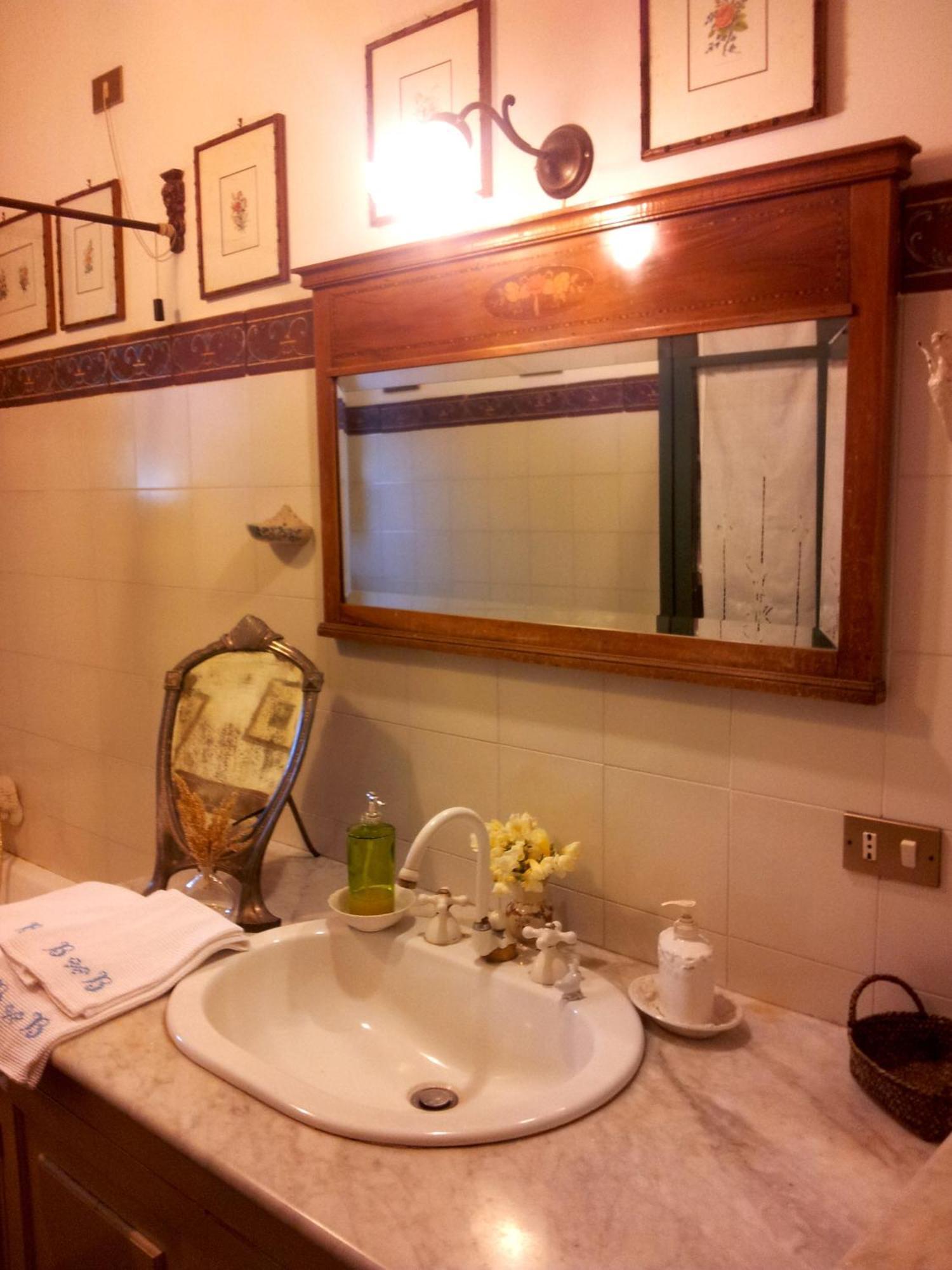 Relais De Charme - B&B Short Lets La Casa Di Francesca Sant'Agata Li Battiati Rum bild